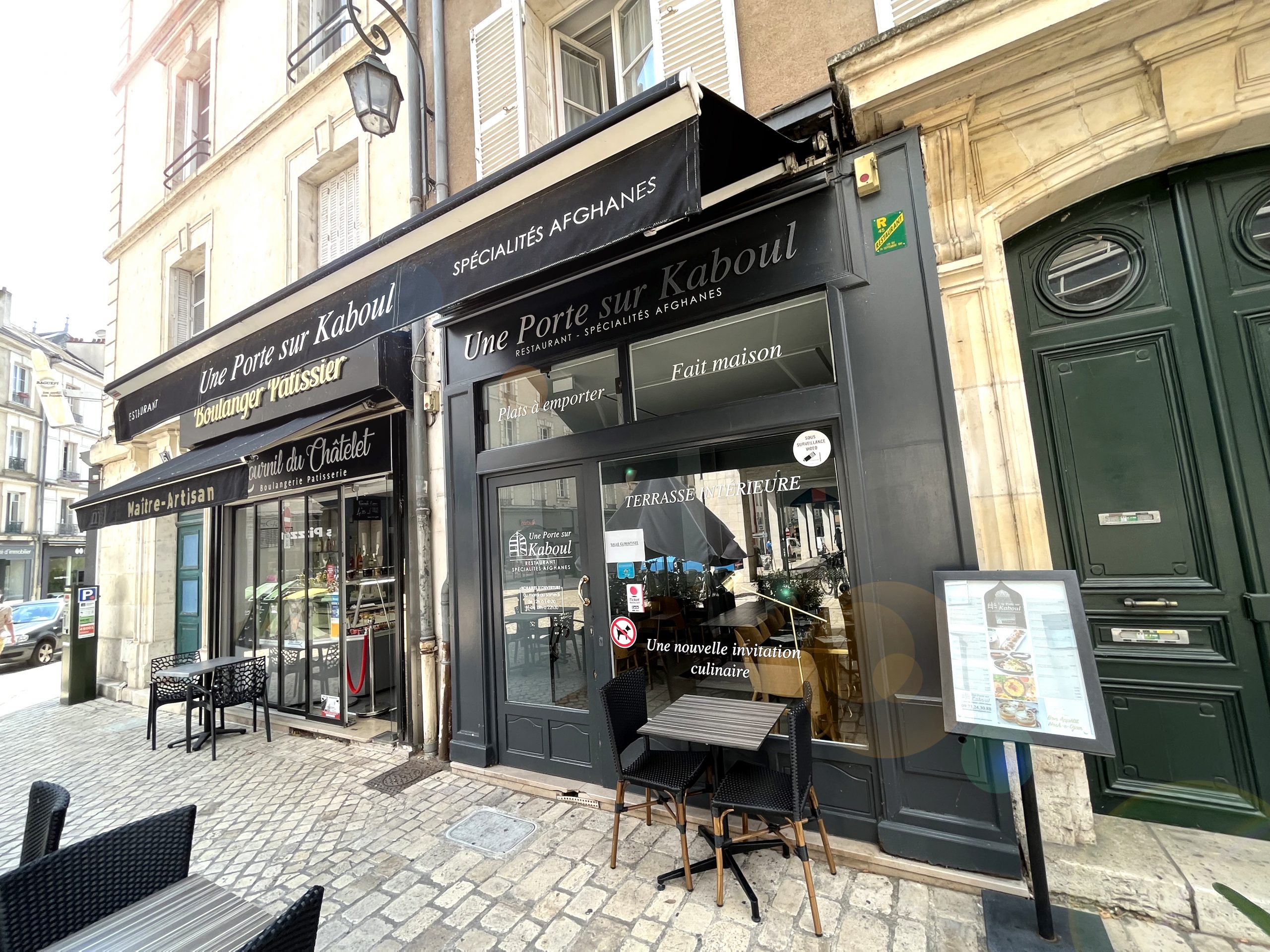 Rénovation de devanture et installation d'enseignes non lumineuses avec un éclairage par rampe pour restaurant par France enseignes