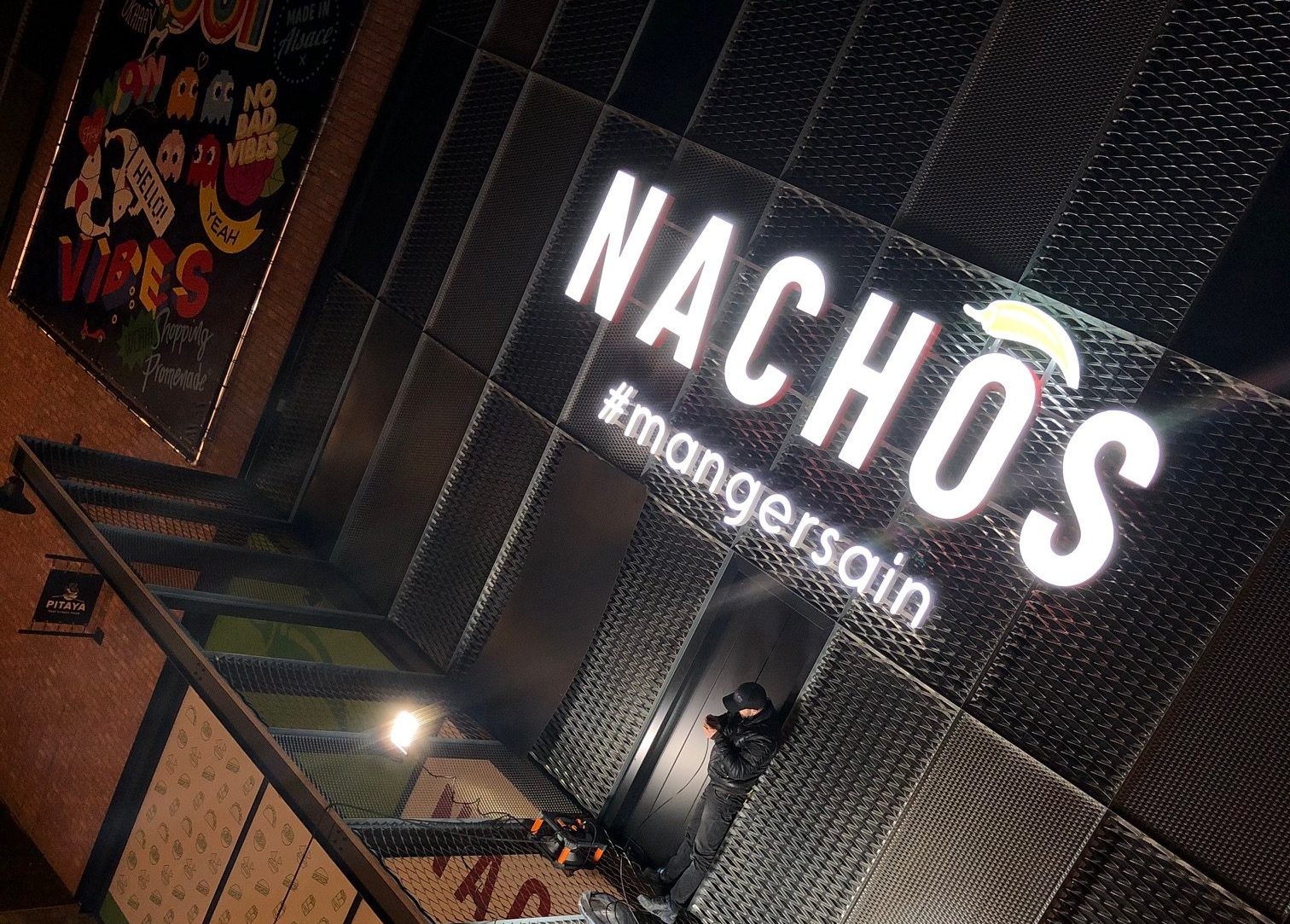NACHOS - enseigne de restaurant fabriquée et posée par France Ensesignes