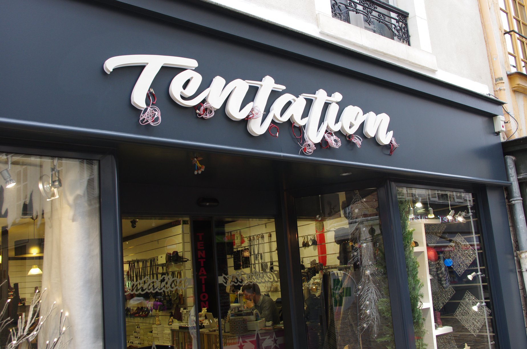 Rénovation complète pour devanture de boutique par France Enseignes