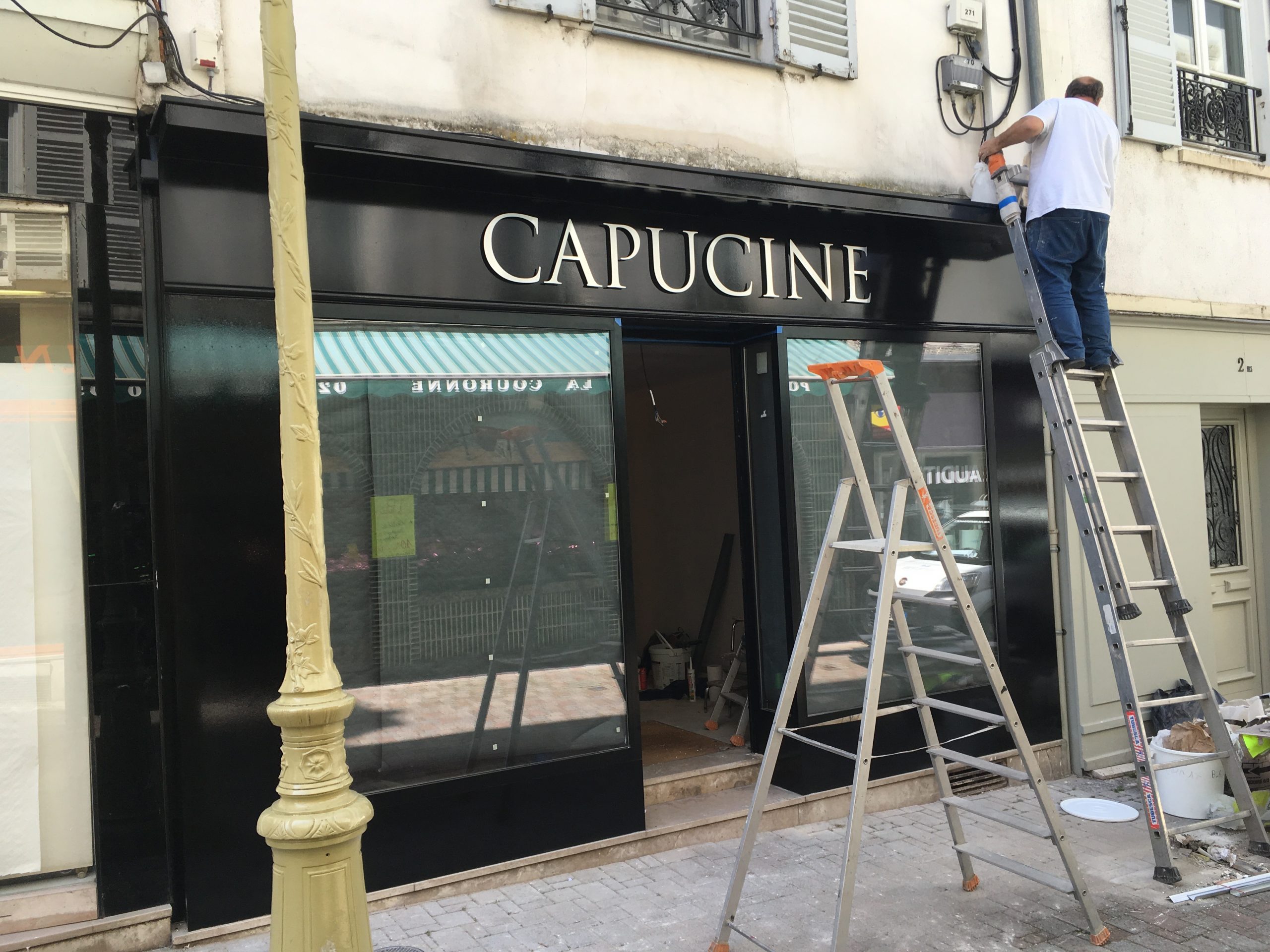 CAPUCINE - Lettrage en dibond par France Enseignes