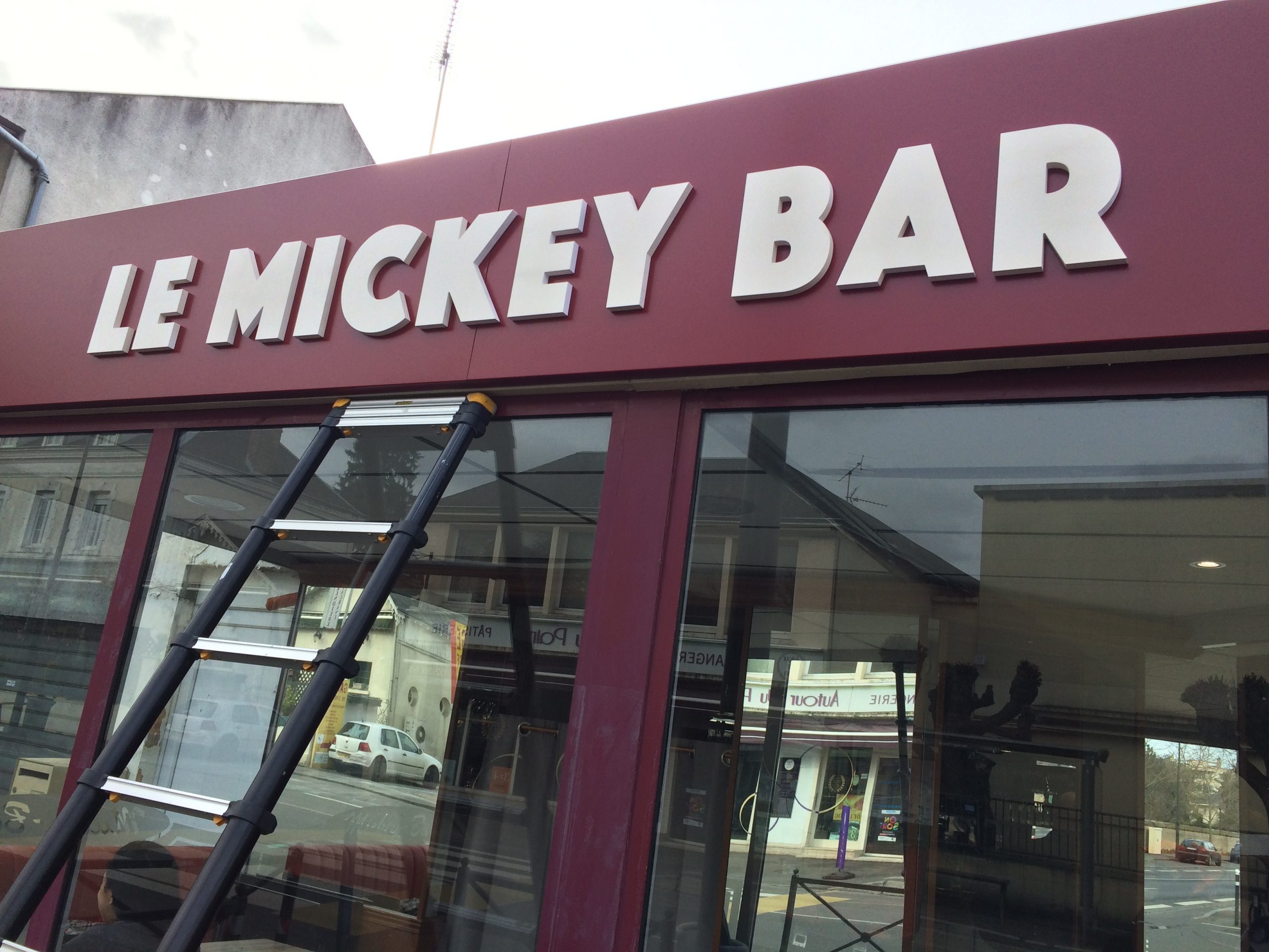 Rénovation devanture en tôle tablette aluminium pour un bar par France Enseignes