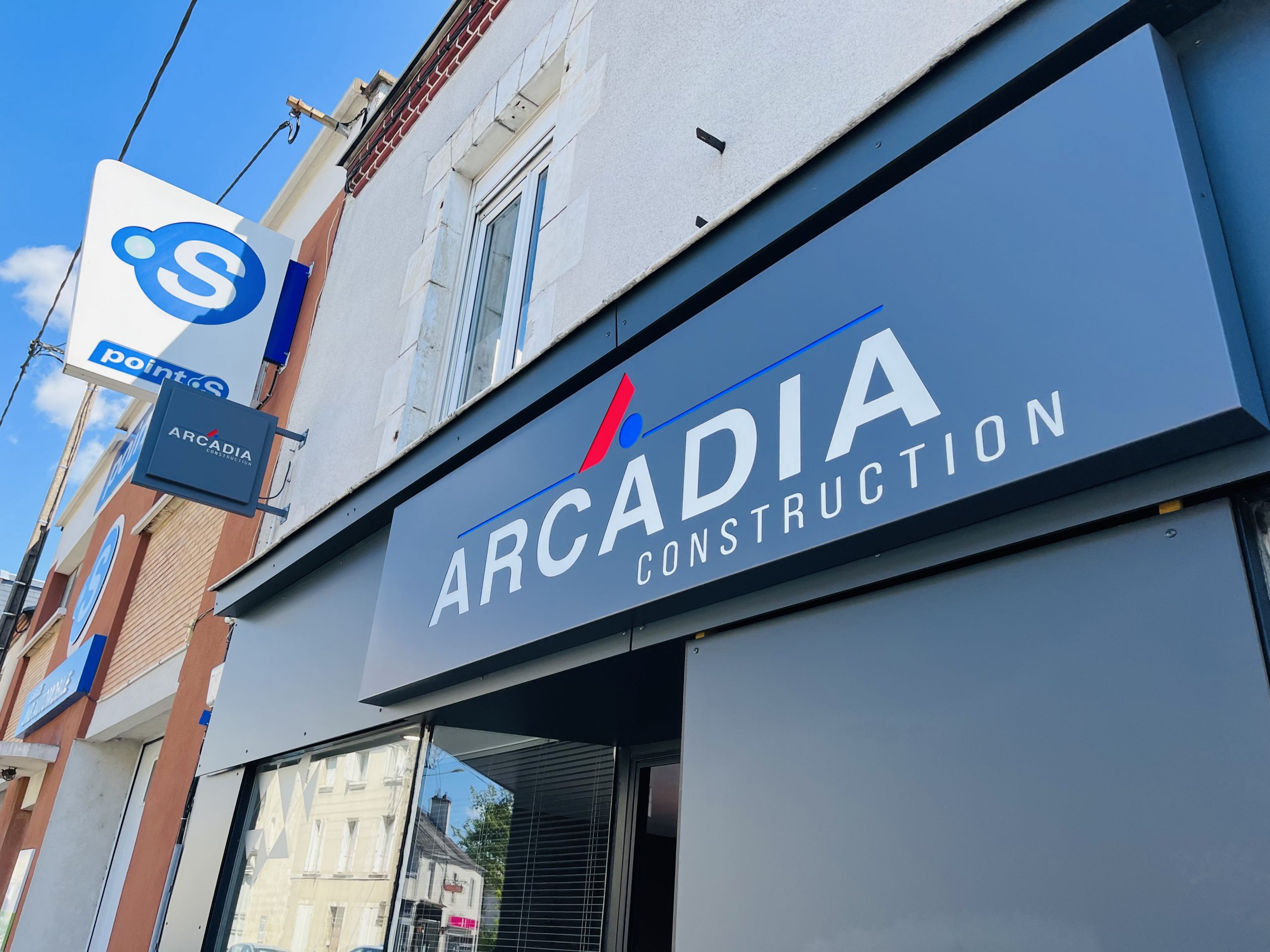 enseigne-lumineuse-tôle-tablette-aluminium-ajouré-laqué-lettrage-pmma-diffusant-à-plat-arcadia-02