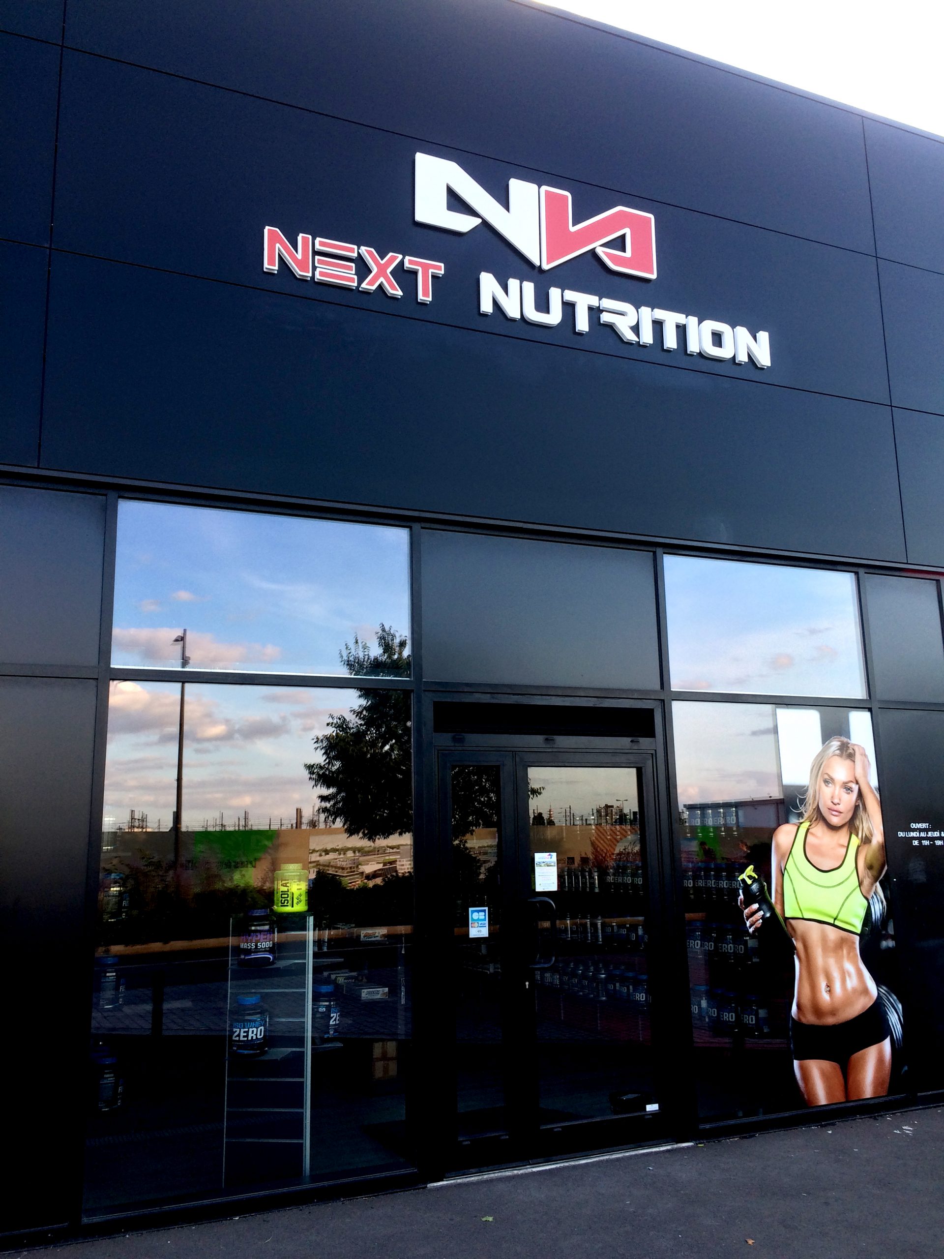 Next Nutrition - devanture Fleury - Lettrage PVC expansé par France Enseignes