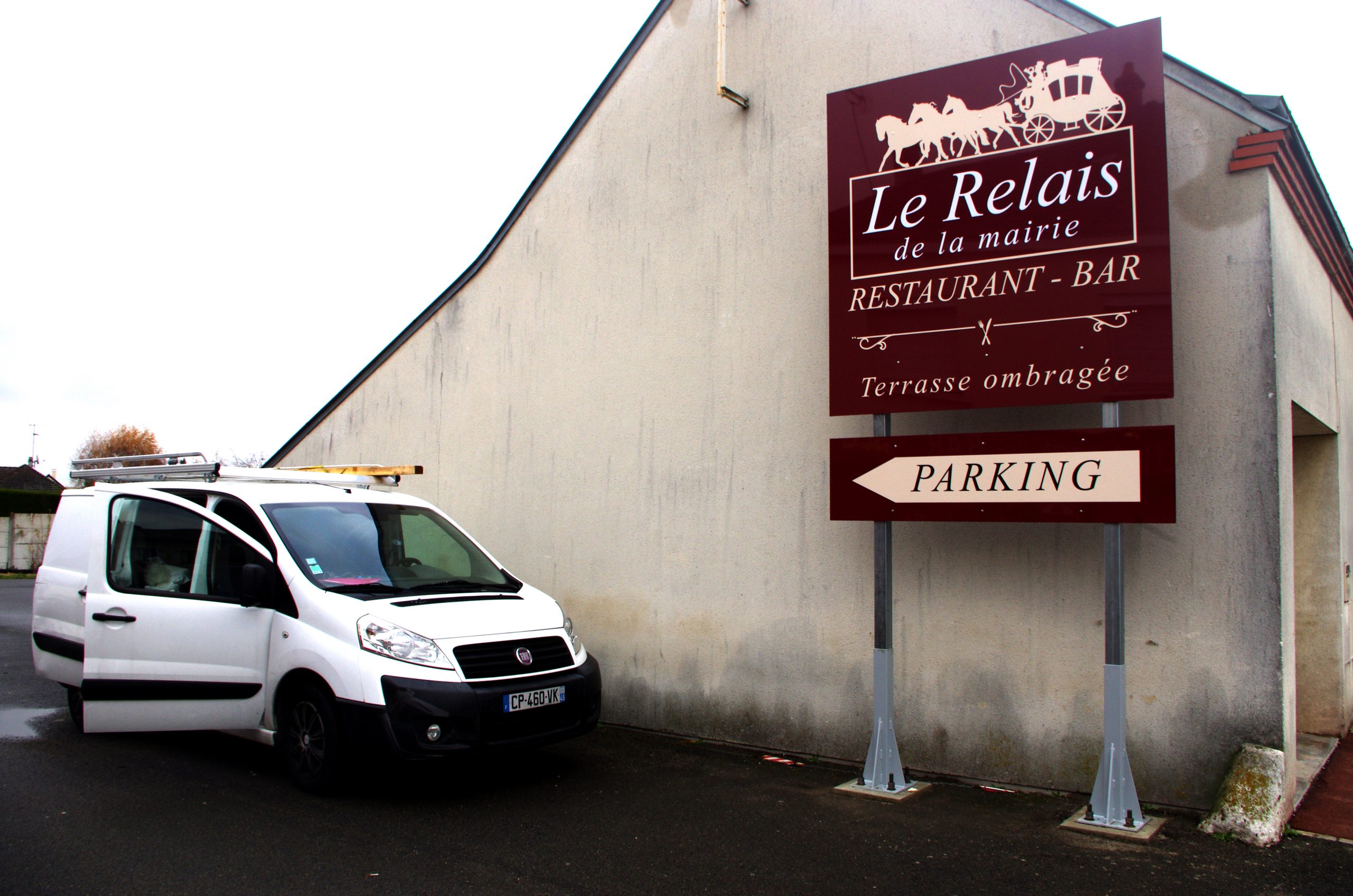 Mise en place d'un panneau routier et d'enseigne par France Enseignes