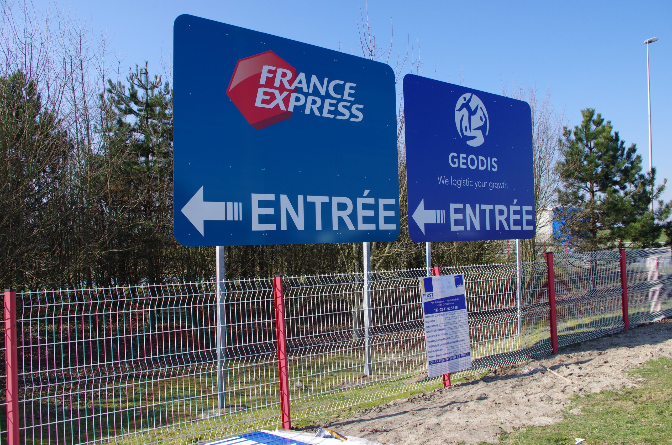 fabriquation et installation de panneaux routiers 4mx3m et de totems. Reprise également des fixations d'un panneau 4x3 à partir de crosses d'ancrages réalisés sur mesure et de fourreaux à platines. France-enseignes pour Geodis