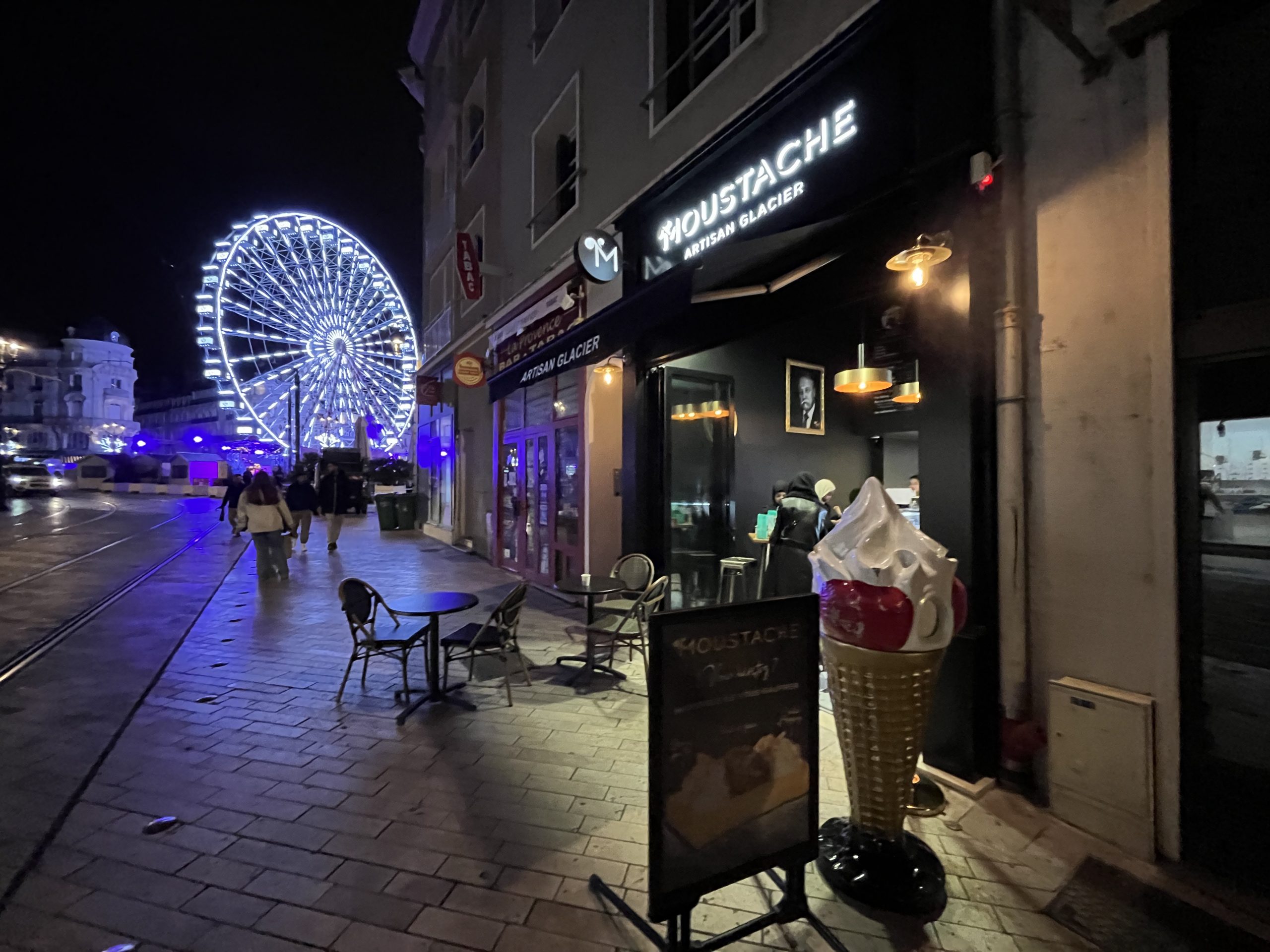 MOUSTACHE ORLÉANS - Nouvelle devanture en applique menuisée et mise en conformité par France Enseignes