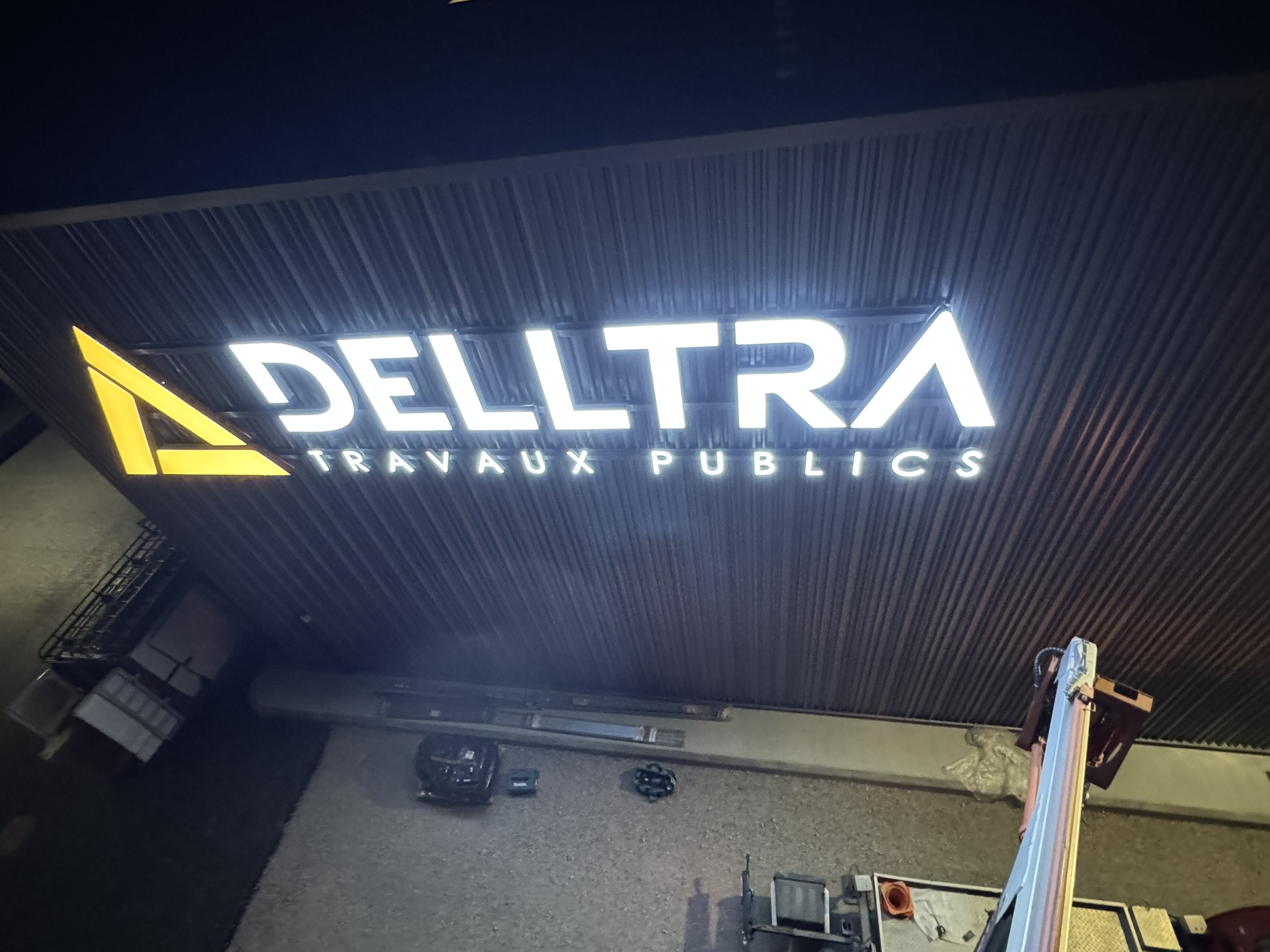 DELLTRA - Enseigne lumineuse type boitier aluminium laqué par France Enseignes