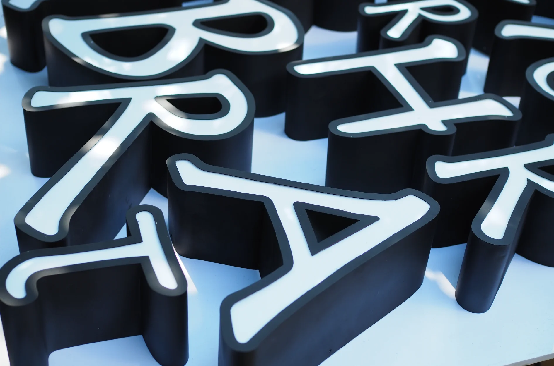 Lettres-boitiers-aluminium-laqué-noir-face-lumineuse-1